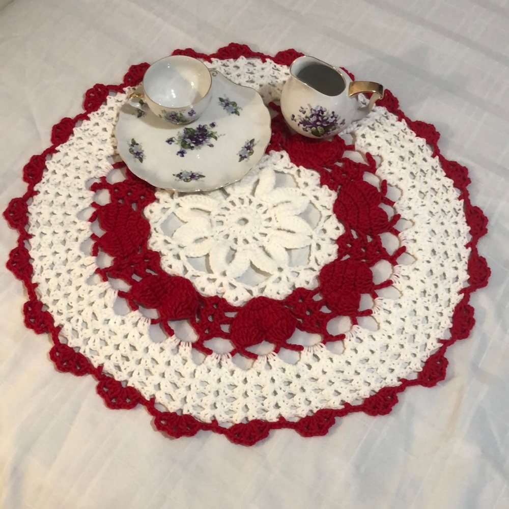 large Dooley heart ♥️ decorated tablecloth handmade crochet
